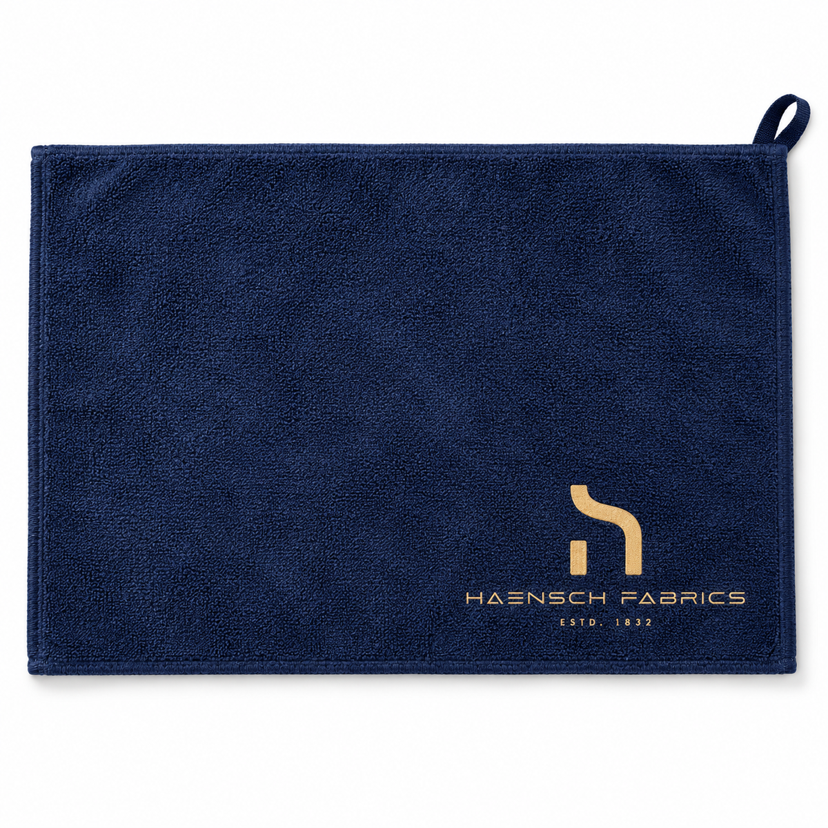 Haensch Coast Dog Drying Towel in Deep Navy mit goldenem Haensch Fabrics Logo auf weißem Hintergrund.