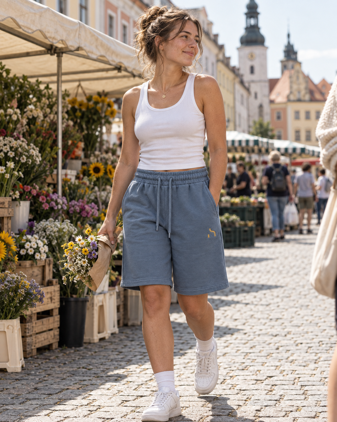 Junge Frau trägt die vintageblauen Haensch Studio Ultra Heavy Sweatshorts auf einem Wochenmarkt in Bautzen.