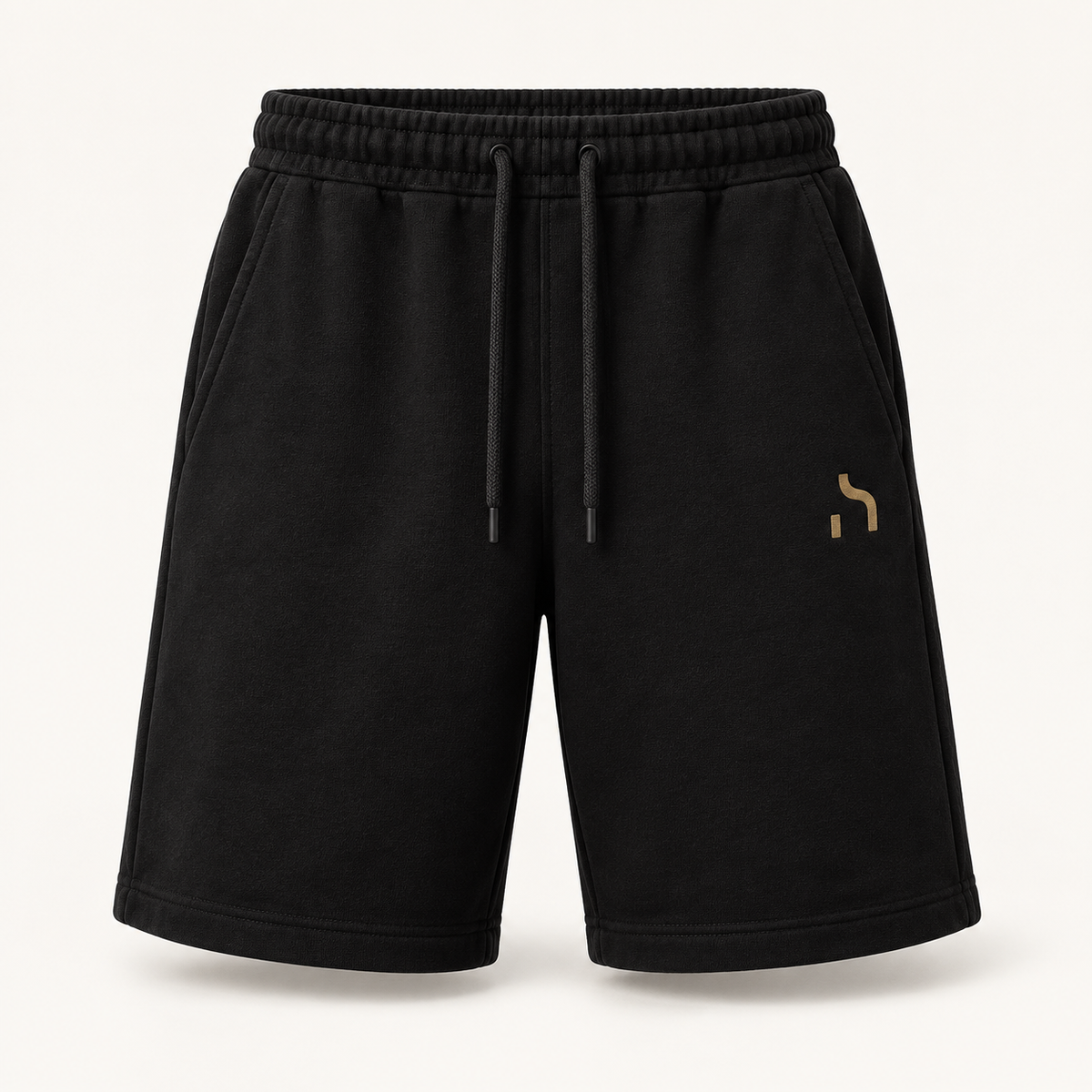 Schwarze Haensch Studio Ultra Heavy Sweatshorts mit goldenem Hänsch-Zeichen auf dem linken Hosenbein.