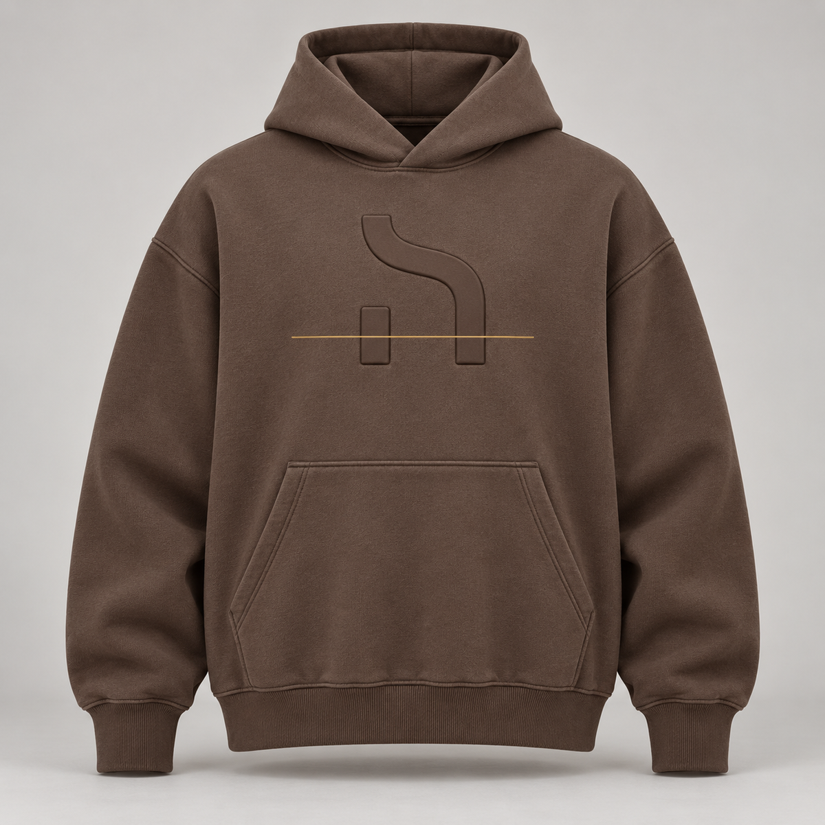 Brauner Haensch Studio Ultra Heavy Box Hoodie in Vorderansicht mit tonalem Reliefmotiv und feiner altgoldener Linie.