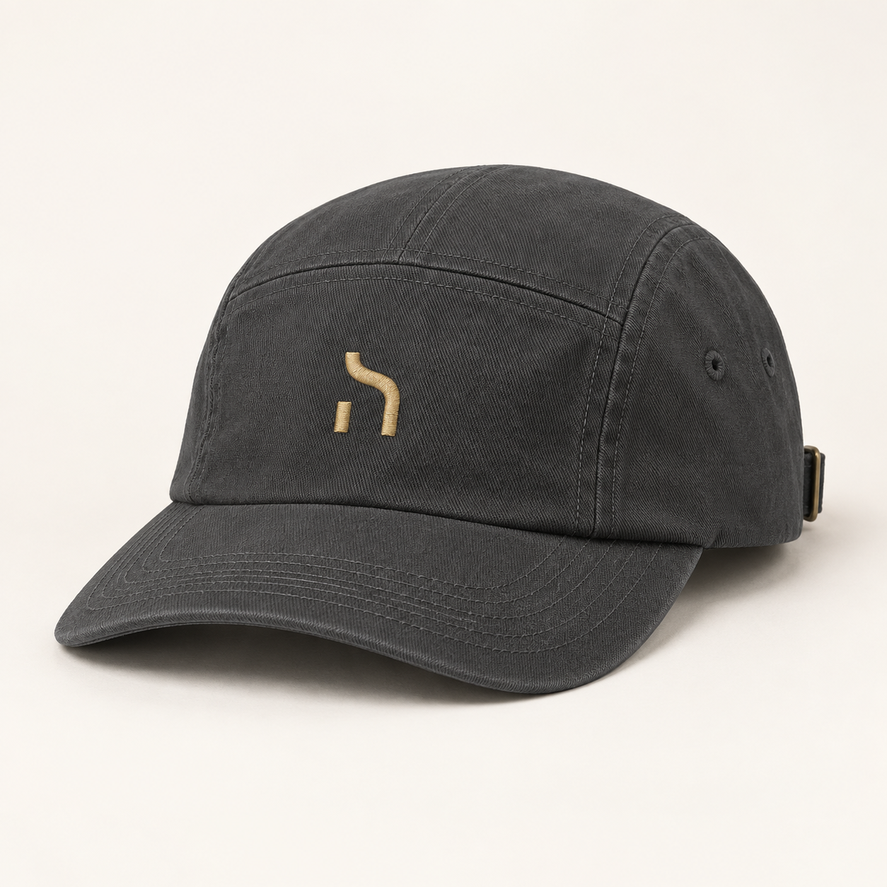 Graphitgraue Haensch Utility 5-Panel-Cap aus Baumwoll-Twill mit vorgeformtem Schirm und kleinem goldenem Haensch-Zeichen.