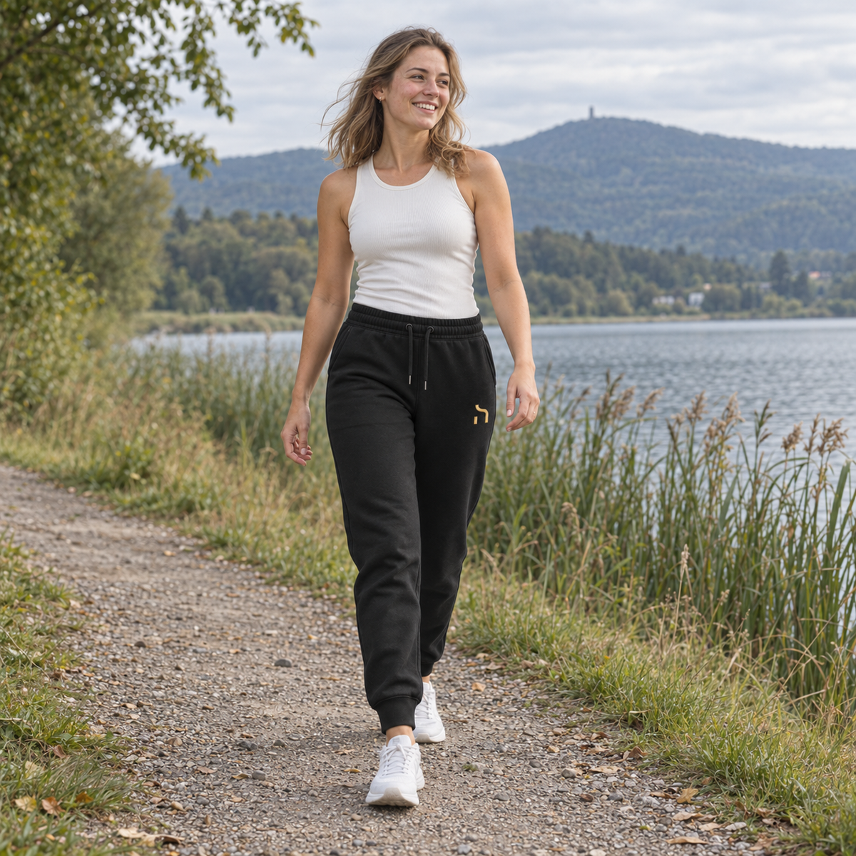 Sportlicher junger Mann in marineblauer Haensch Utility Premium Jogger am Olbersdorfer See.
