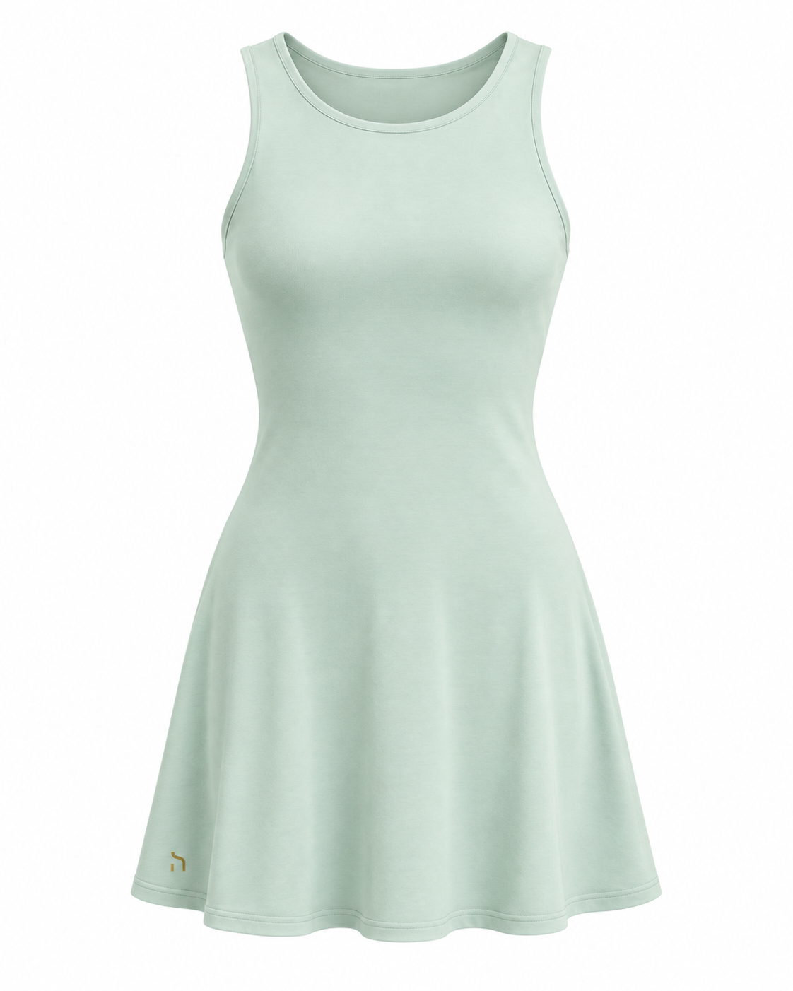 Frau im Haensch Coast Modal Racer Mini Dress Damen in Coast Light Mint mit goldenem H-Logo auf einer sommerlichen Strandpromenade an der Ostsee
