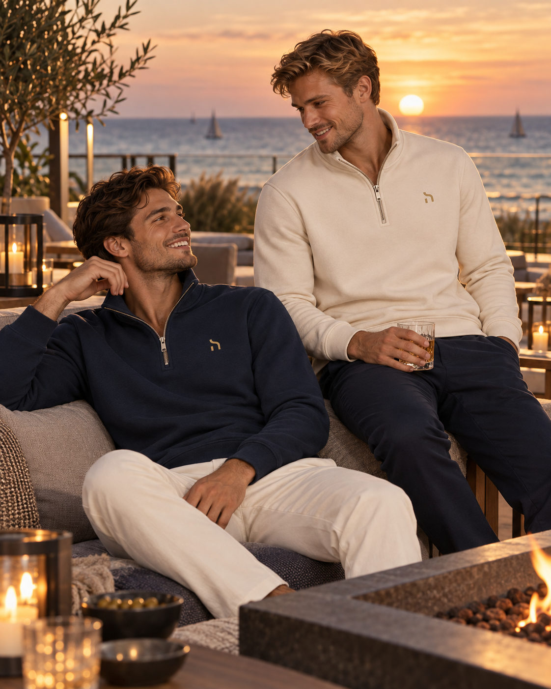 Zwei Männer in Haensch Coast Premium Half-Zips in Coast Navy und Coast Ivory in hochwertigem Küsten-Lifestyle bei Sonnenuntergang.
