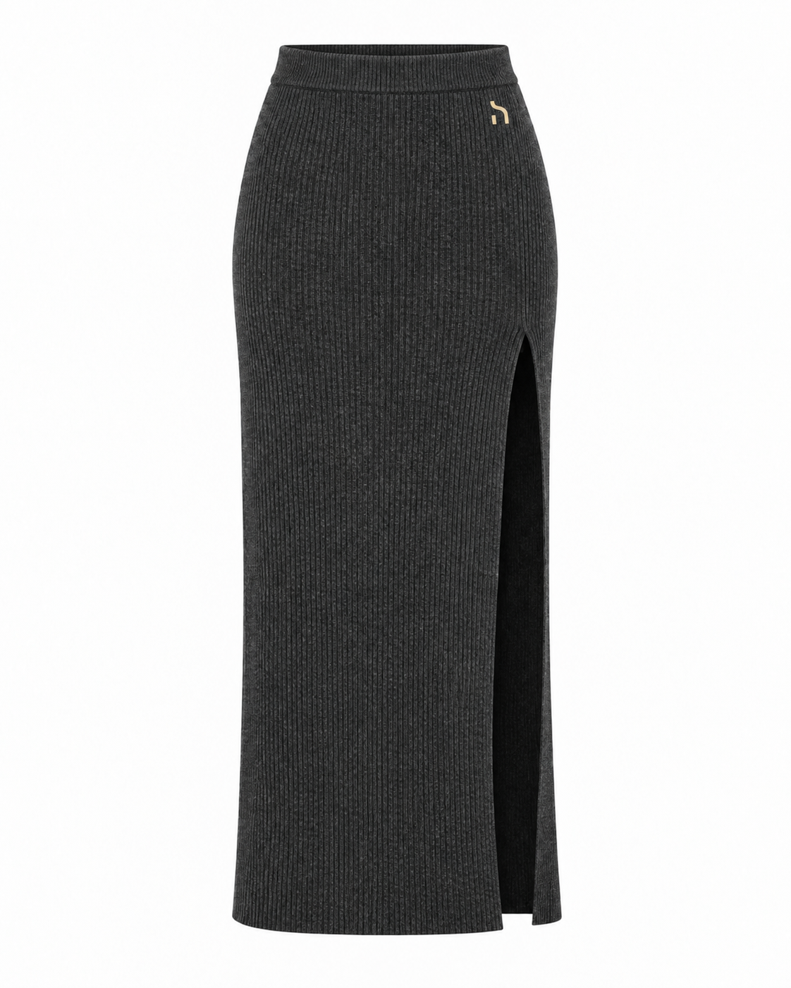 Model trägt den Haensch Coast Rib High Slit Skirt Damen in Coast Beige Melange mit goldenem H-Signet bei warmem Abendlicht an der Ostsee