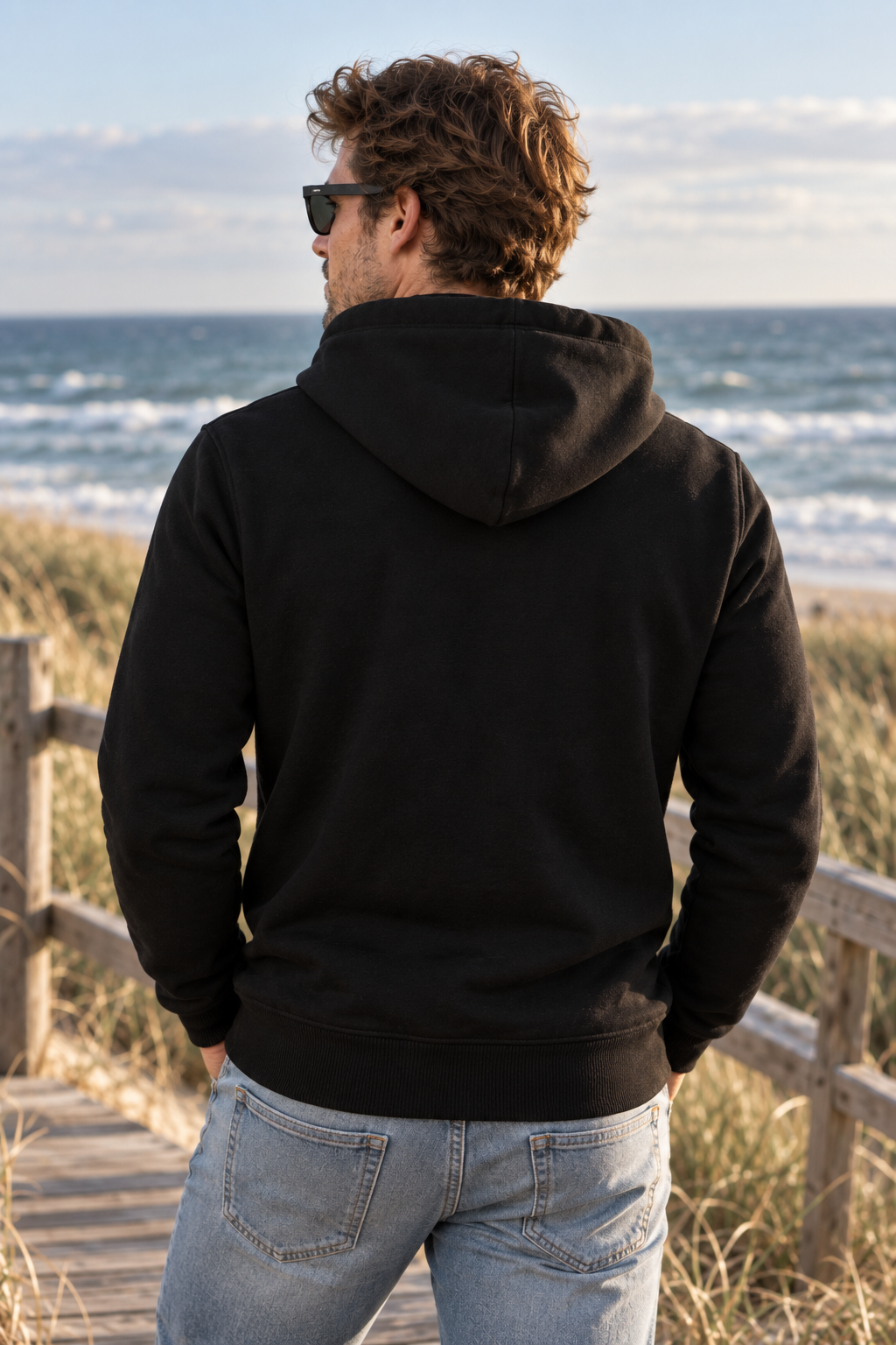 Schwarzer Haensch Coast Signature Hoodie in Rückansicht mit Kapuze auf weißem Hintergrund