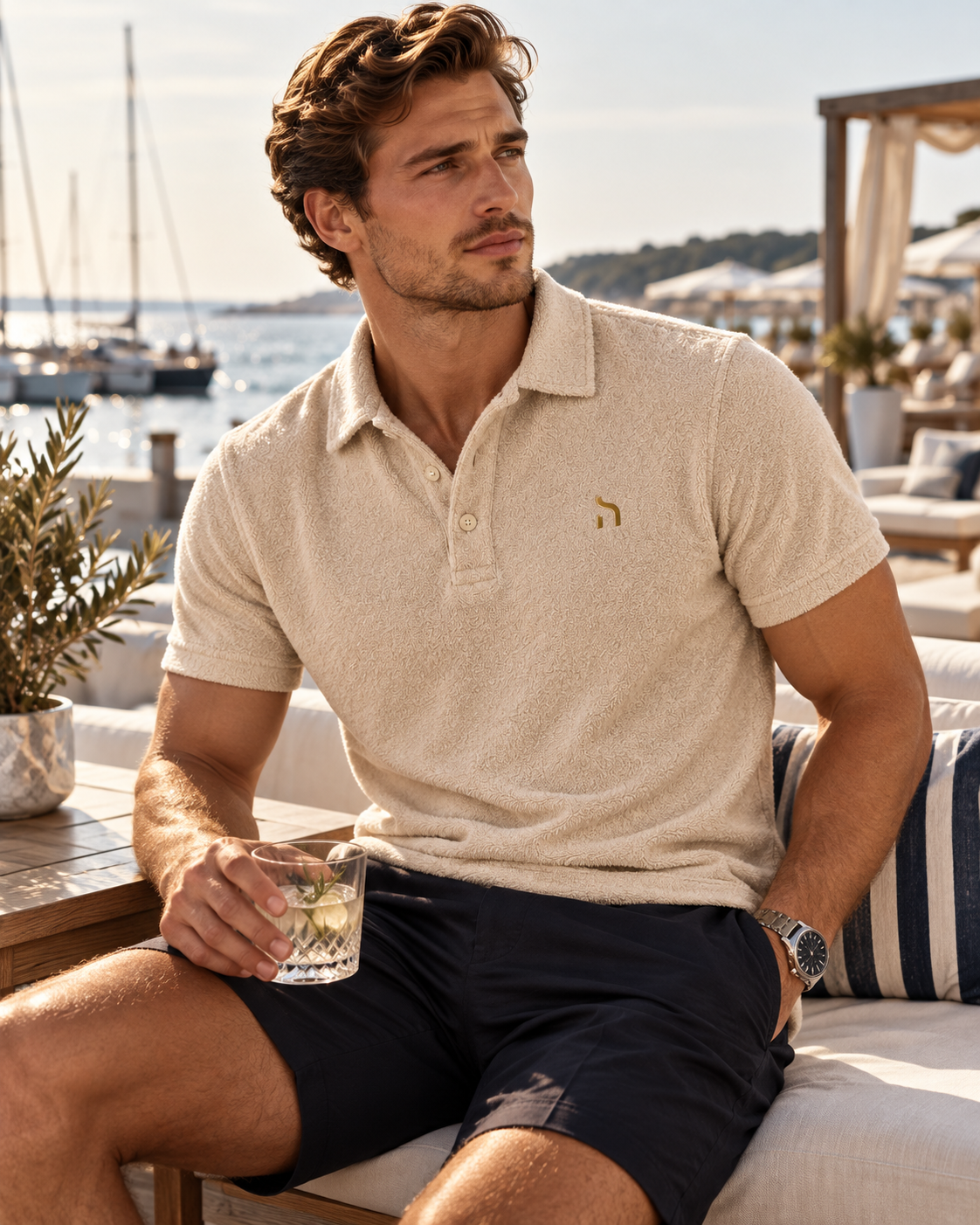 Mann im Haensch Coast Terry Polo in Coast Sand in moderner sommerlicher Ostsee-Kulisse.