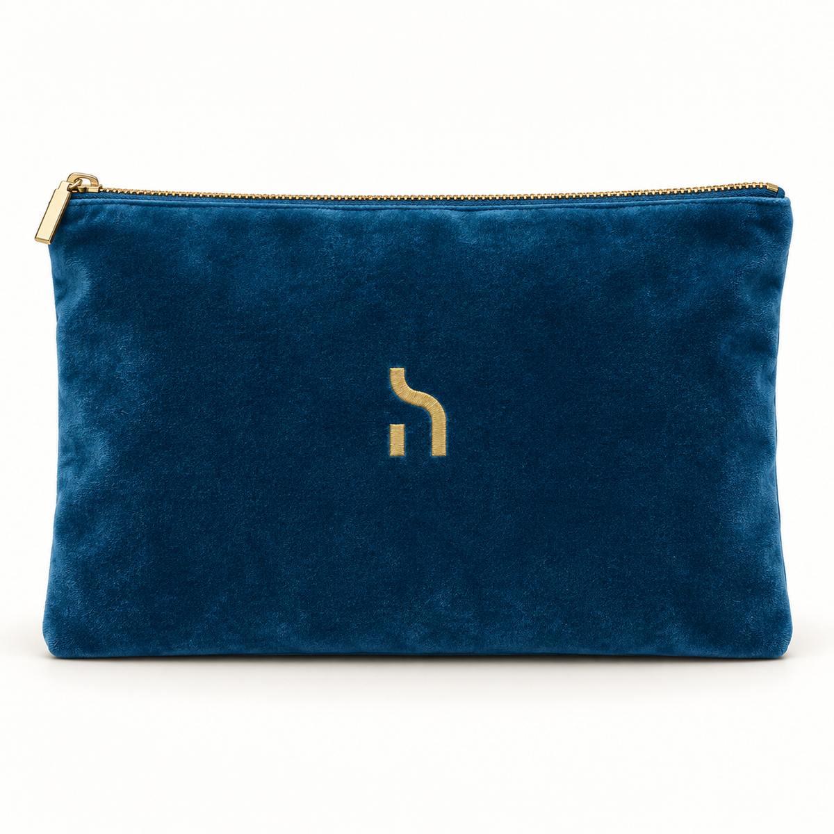 Haensch Coast Velvet Pouch in Blue Topaz aus weichem Samt mit goldenem Reißverschluss und goldenem Haensch-Zeichen.