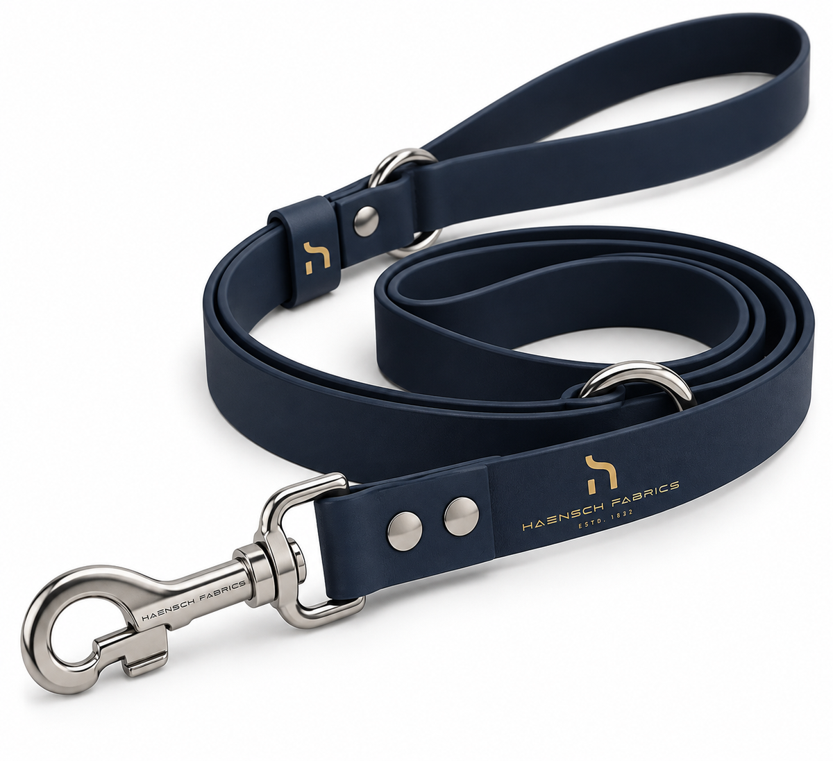 Haensch Coast Waterproof Dog Leash in Deep Navy mit silberfarbenen Beschlägen und goldenem Haensch Fabrics Logo auf weißem Hintergrund.