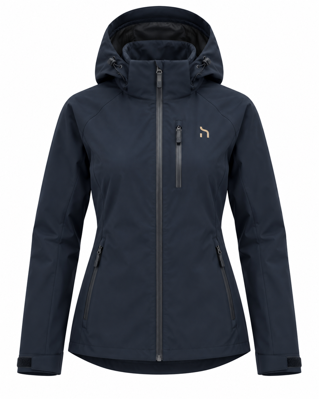 Frau trägt die Haensch Northern All Weather Jacket Damen in Deep Navy mit hellem Outfit auf einer windigen Promenade an der Ostsee.