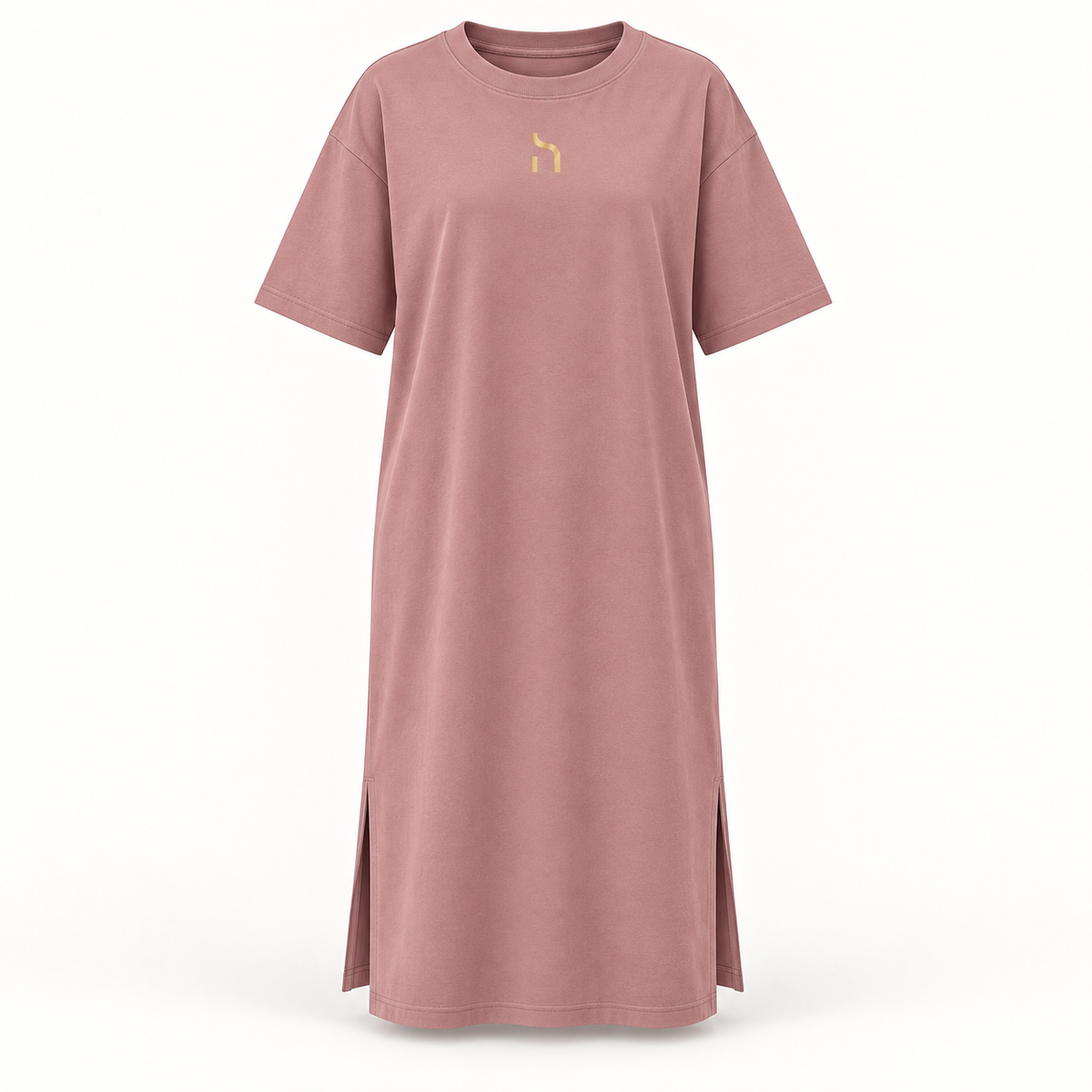 Langes Haensch Rose Organic Slit Dress in Dusk Rose mit Seitenschlitzen und kleinem goldenem Haensch-Zeichen unter dem Rundhalsausschnitt.