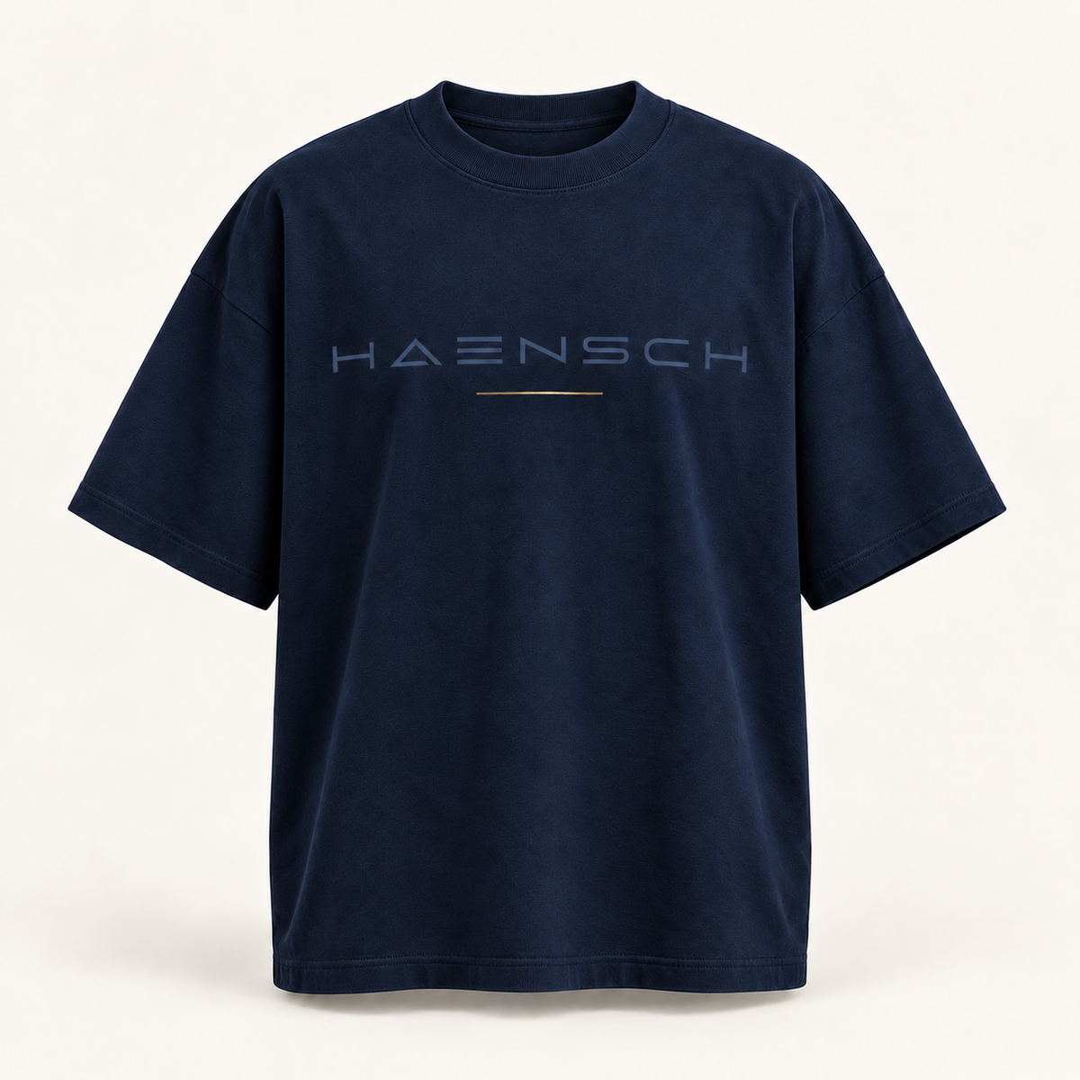 Marineblaues Haensch Studio Oversized Box T‑Shirt mit tonalem HAENSCH-Schriftzug und feiner goldener Linie in der Vorderansicht.