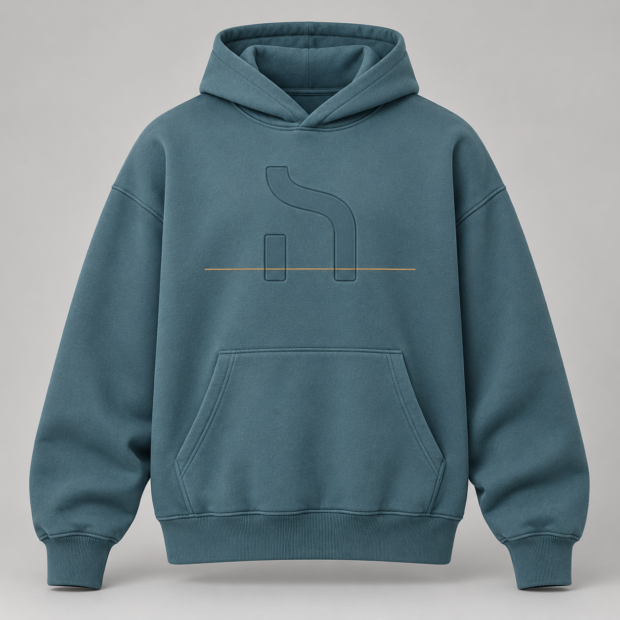 Berylblauer Haensch Studio Ultra Heavy Box Hoodie in Vorderansicht mit tonalem Reliefmotiv und feiner altgoldener Linie.