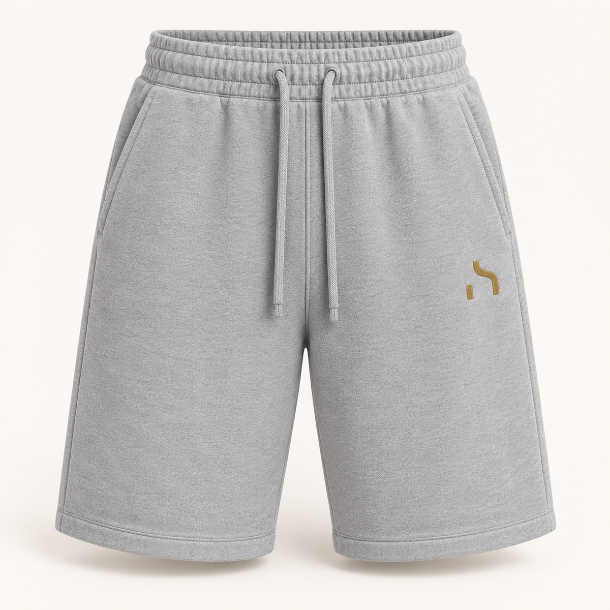 Hellgraue Haensch Studio Ultra Heavy Sweatshorts mit goldenem Hänsch-Zeichen auf dem linken Hosenbein.