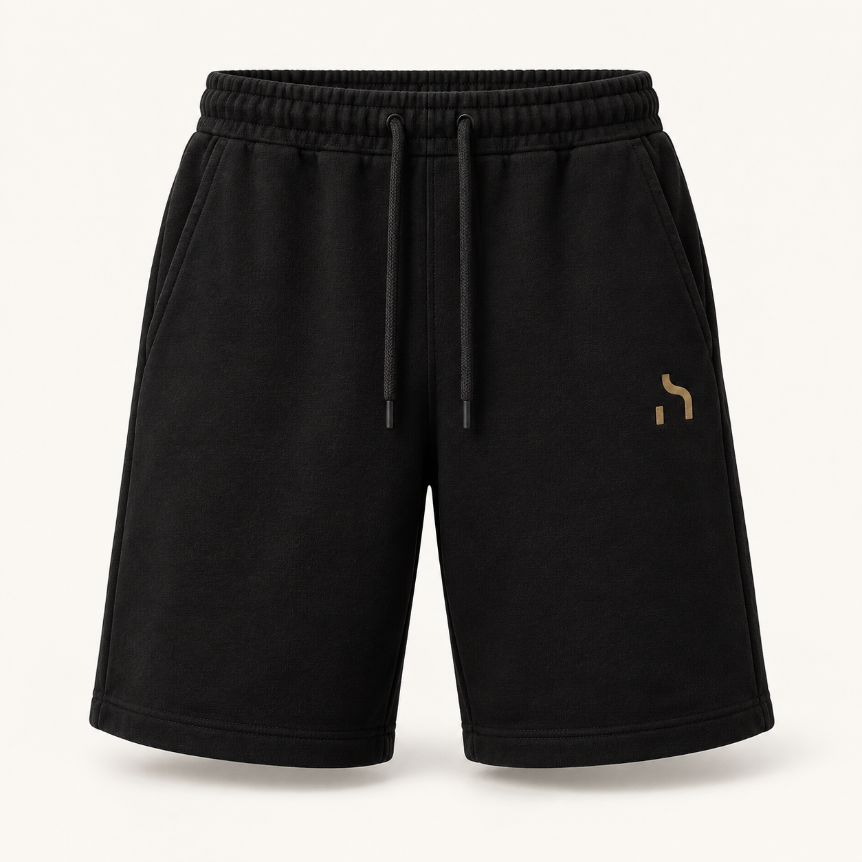 Schwarze Haensch Studio Ultra Heavy Sweatshorts mit goldenem Hänsch-Zeichen auf dem linken Hosenbein.