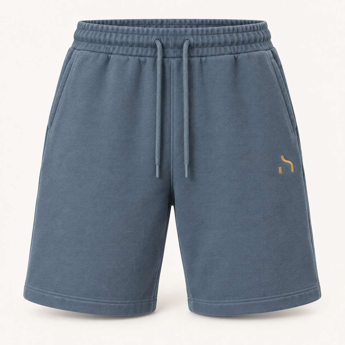 Vintageblaue Haensch Studio Ultra Heavy Sweatshorts mit goldenem Hänsch-Zeichen auf dem linken Hosenbein.