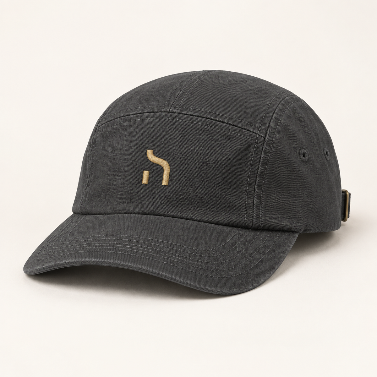 Graphitgraue Haensch Utility 5-Panel-Cap aus Baumwoll-Twill mit vorgeformtem Schirm und kleinem goldenem Haensch-Zeichen.