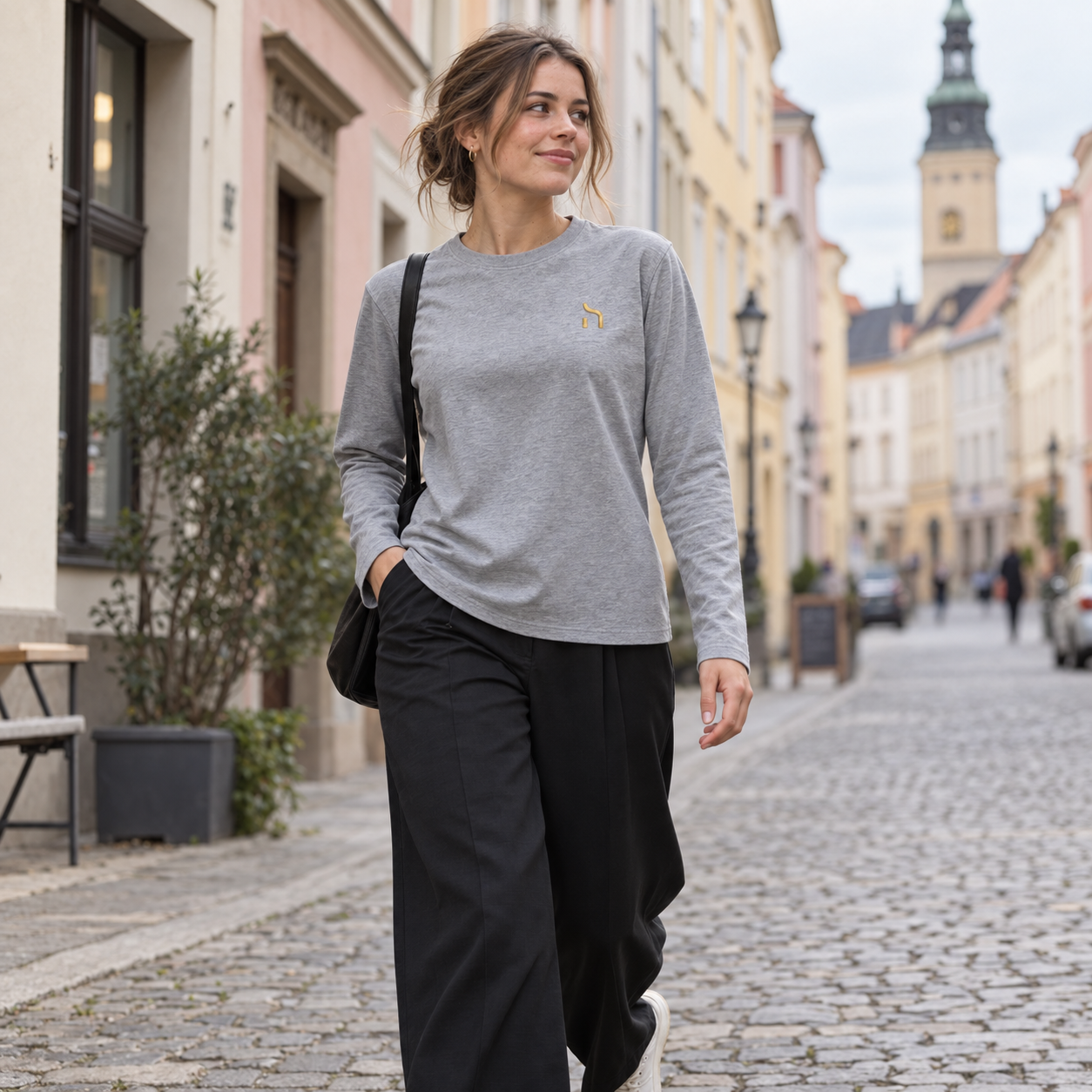 Junge Frau trägt das graumelierte Haensch Utility Premium Longsleeve in der Zittauer Altstadt